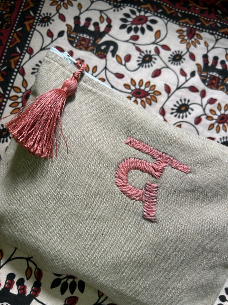 手刺繍 デーヴァナーガリー文字ポーチ　ベージュxローズピンク द /D　htm150440